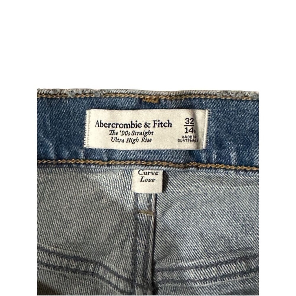 Abercrombie 90's ultra high rise straight 14
32 light wash curve love - Picture 8 of 9